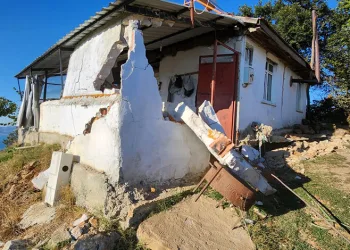 Maden ocağı yakınında oluşan yarıklar evi ikiye böldü