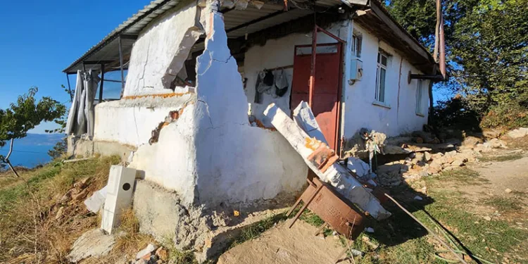 Maden ocağı yakınında oluşan yarıklar evi ikiye böldü