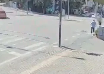 Bursa’da el freni çekilmeyen otomobil kuyumcuya daldı