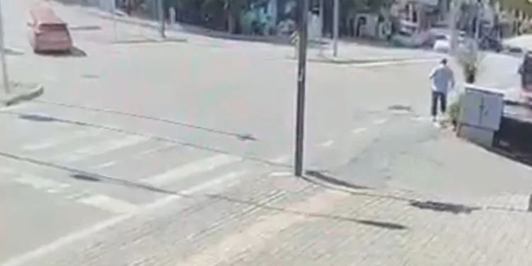 Bursa’da el freni çekilmeyen otomobil kuyumcuya daldı