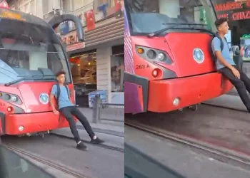 Bursa’da traktöre çarpıp yanan otomobildeki anne-kız yaralandı