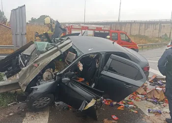Bursa’da otomobil bariyerlere saplandı; 1’i ağır 2 kişi yaralandı