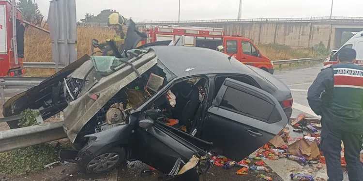 Bursa’da otomobil bariyerlere saplandı; 1’i ağır 2 kişi yaralandı