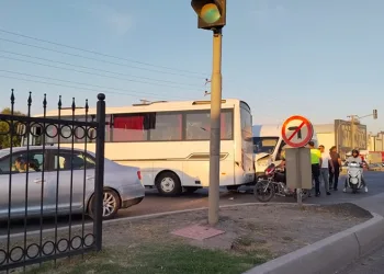 Bursa’da işçi servisi ile yolcu minibüsü çarpıştı: 4 yaralı
