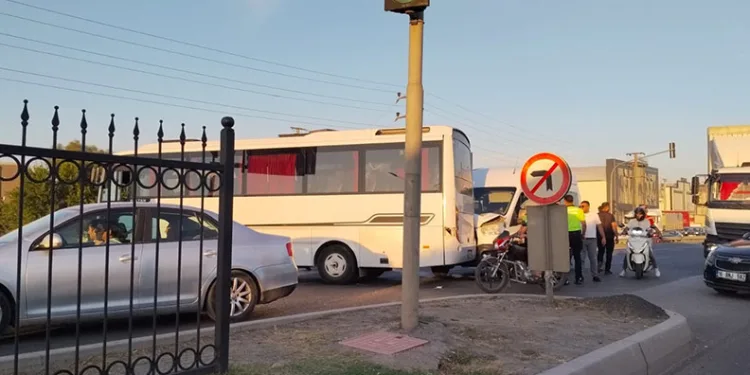 Bursa’da işçi servisi ile yolcu minibüsü çarpıştı: 4 yaralı