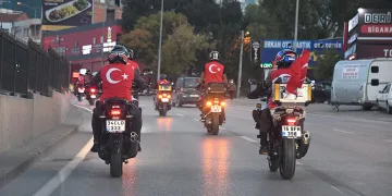 Motosikletli kortej herkesi coşturdu