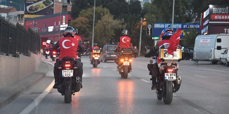 Motosikletli kortej herkesi coşturdu