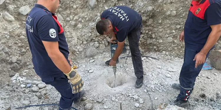 Parkta kızlarının gözü önünde bıçağı boğazına dayayan adamı polisler ikna etti