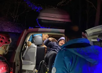Bursa’da bariyere çarpan sürücü yaralandı