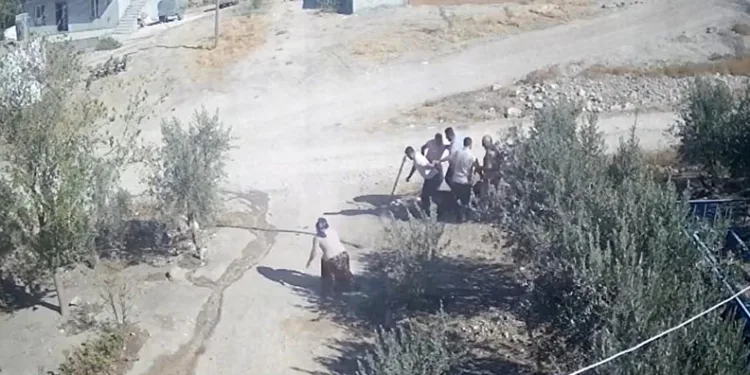 Parkta kızlarının gözü önünde bıçağı boğazına dayayan adamı polisler ikna etti