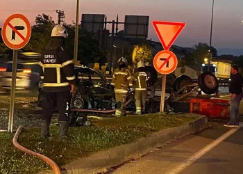 Bursa’da traktöre çarpıp yanan otomobildeki anne-kız yaralandı