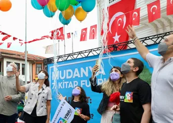 Lösemiyi yenen Ali Demir için binlerce balon göğe yükseldi