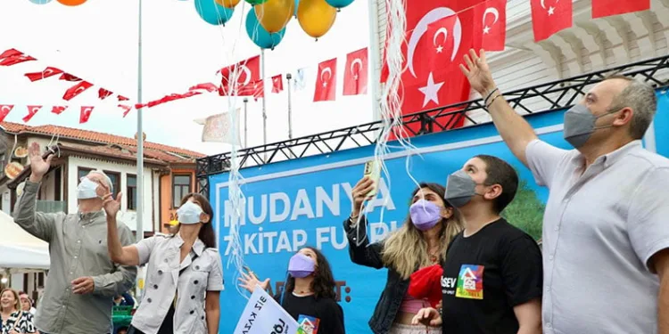 Lösemiyi yenen Ali Demir için binlerce balon göğe yükseldi