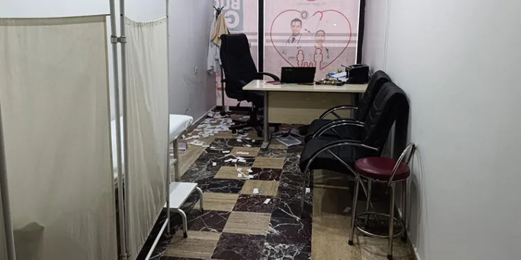 Parkta kızlarının gözü önünde bıçağı boğazına dayayan adamı polisler ikna etti