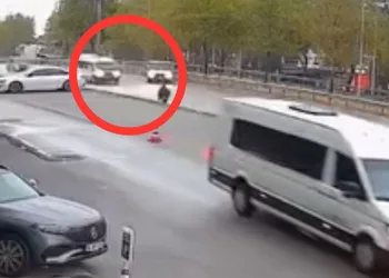 Bursa’da kamyonet servis aracına çarptı: Faciadan dönüldü
