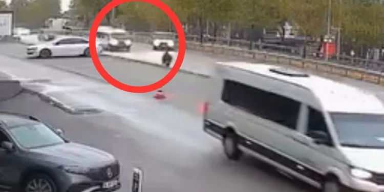 Bursa’da kamyonet servis aracına çarptı: Faciadan dönüldü