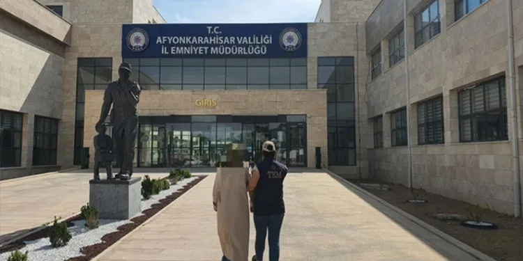 Yerleşim alanına yakın çıkan yangın korkuttu