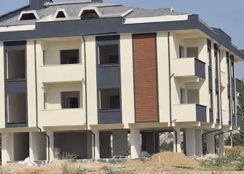 Bursa’da havalandırma boşluğuna düşen inşaat işçisi ağır yaralandı