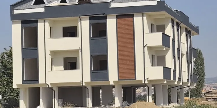 Bursa’da havalandırma boşluğuna düşen inşaat işçisi ağır yaralandı