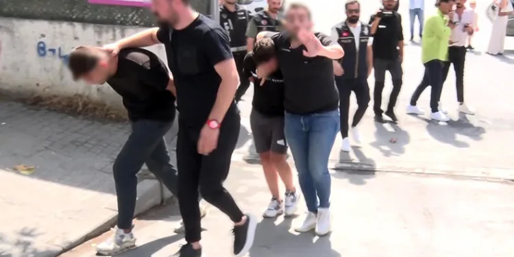 Kadıköy’de okul çevresinde denetim: 2 şüpheli gözaltına alındı