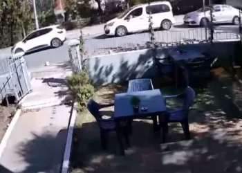 Bursa’da 3 aracın karıştığı zincirleme kaza kamerada