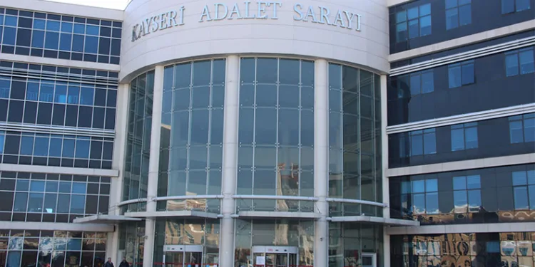 Yerleşim alanına yakın çıkan yangın korkuttu