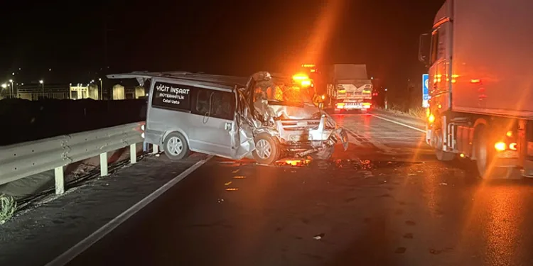 Parkta kızlarının gözü önünde bıçağı boğazına dayayan adamı polisler ikna etti