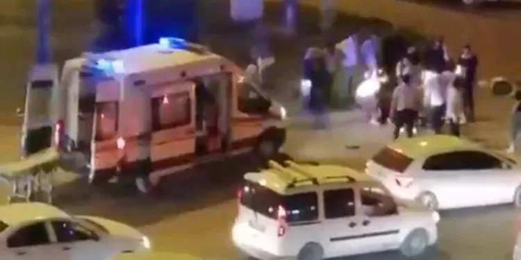 Motosiklet ile otomobil çarpıştı: 3 yaralı