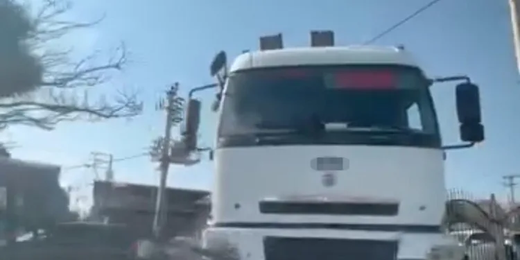 Motosiklet ile otomobil çarpıştı: 3 yaralı