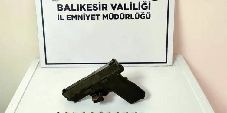 Motosiklet ile otomobil çarpıştı: 3 yaralı