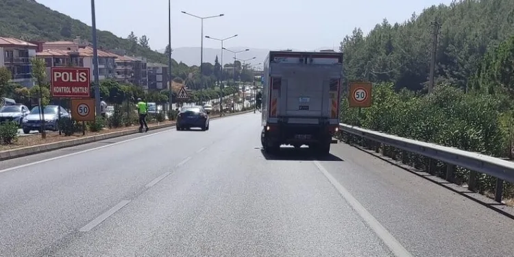 Motosiklet ile otomobil çarpıştı: 3 yaralı