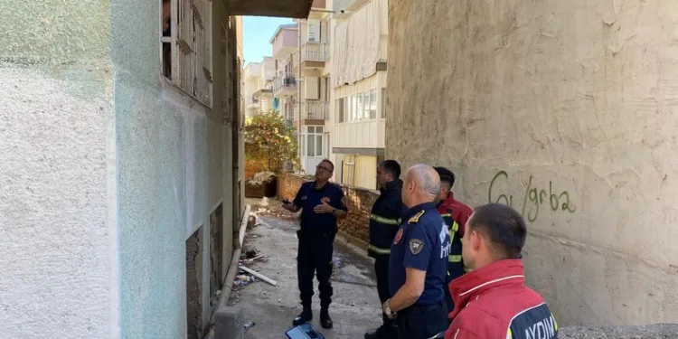 Motosiklet ile otomobil çarpıştı: 3 yaralı