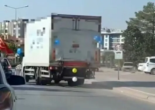 Motosiklet ile otomobil çarpıştı: 3 yaralı