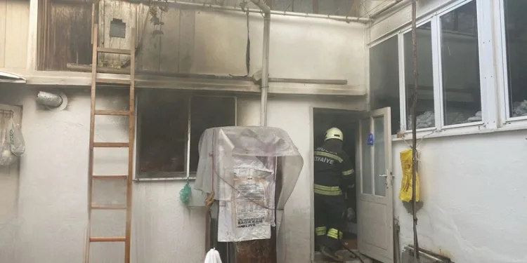 Motosiklet ile otomobil çarpıştı: 3 yaralı