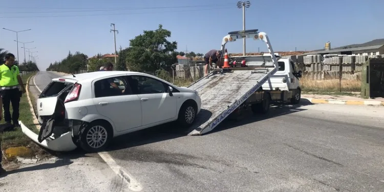 Motosiklet ile otomobil çarpıştı: 3 yaralı