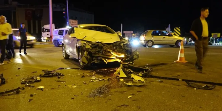 Motosiklet ile otomobil çarpıştı: 3 yaralı
