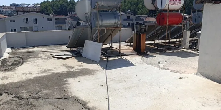 Motosiklet ile otomobil çarpıştı: 3 yaralı