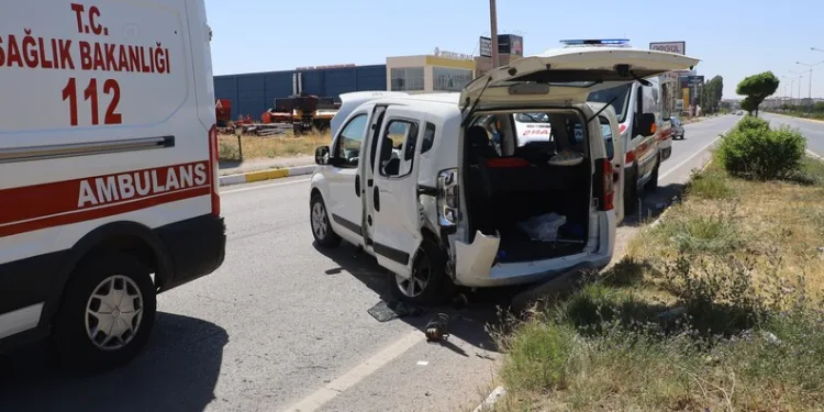 Motosiklet ile otomobil çarpıştı: 3 yaralı