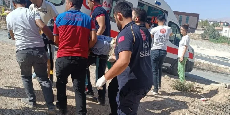 Rögar çukuruna düşen motosikletin sürücüsü ağır yaralandı