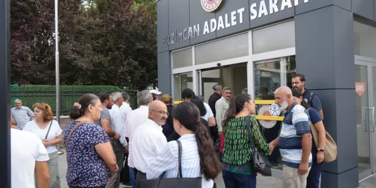 Rögar çukuruna düşen motosikletin sürücüsü ağır yaralandı