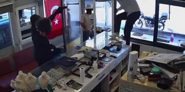 Zonguldak’ta lüks yat denize indikten 15 dakika sonra battı