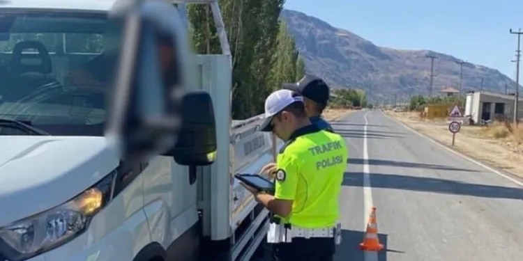 Mersin’de kaçak makaron operasyonu