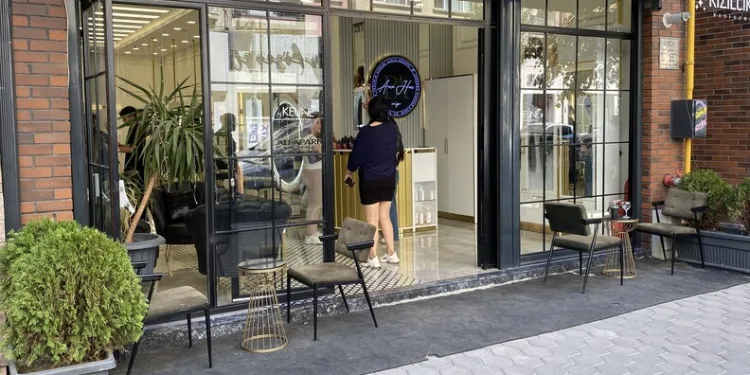 Ayı saldırısına uğradı: Canını ağaca tırmanarak kurtardı