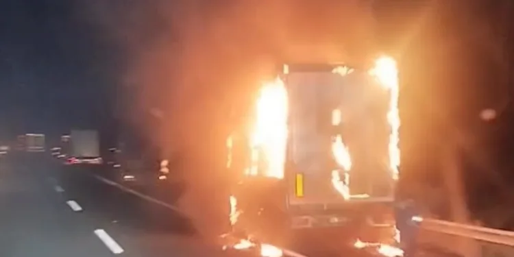 TEM Otoyolu’nda tırın dorsesi alev alev yandı