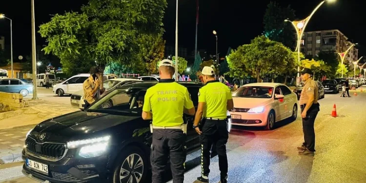 TEM Otoyolu’nda tırın dorsesi alev alev yandı