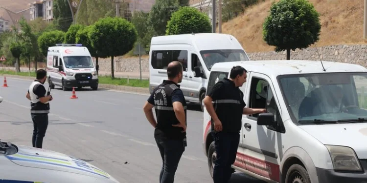 Aksaray’da 2’si polis 4 kişinin yaralandığı olayda gözaltına alınan baba ve oğlu serbest kaldı