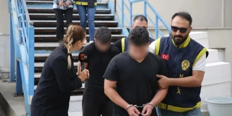 Zonguldak’ta denize indirildikten sonra batan lüks yatı çıkarma çalışmaları sürüyor