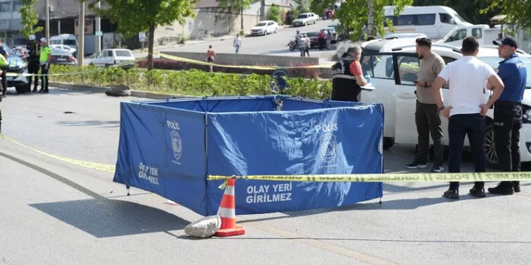 Zonguldak’ta denize indirildikten sonra batan lüks yatı çıkarma çalışmaları sürüyor