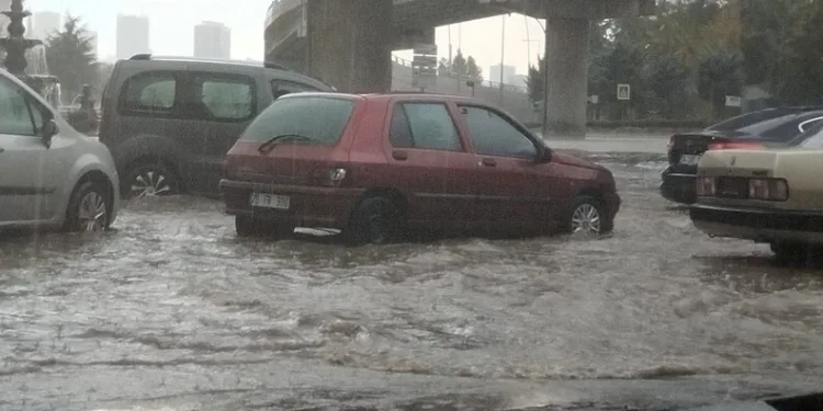 Zonguldak’ta denize indirildikten sonra batan lüks yatı çıkarma çalışmaları sürüyor