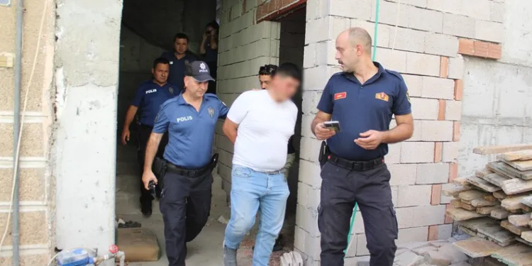 Zonguldak’ta denize indirildikten sonra batan lüks yatı çıkarma çalışmaları sürüyor